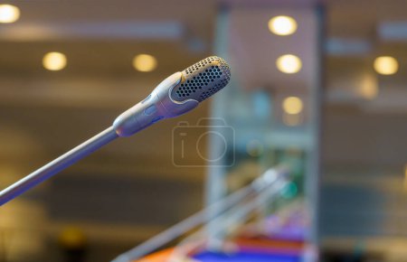 Téléchargez les photos : Microphone sur le forum des gens d'affaires Réunion, microphone dans la salle de réunion sur la table avec un accent sélectif, Micro de gros plan pour les contextes de présentation de discours des conférenciers, Concept de formation à la conférence - en image libre de droit