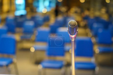 Téléchargez les photos : Microphone sur le forum des gens d'affaires Réunion, microphone dans la salle de réunion sur la table avec un accent sélectif, Micro de gros plan pour les contextes de présentation de discours des conférenciers, Concept de formation à la conférence - en image libre de droit
