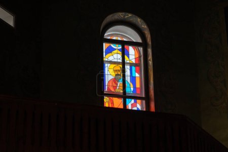 Téléchargez les photos : Un vitrail dans un temple orthodoxe dans l'obscurité en Ukraine - en image libre de droit