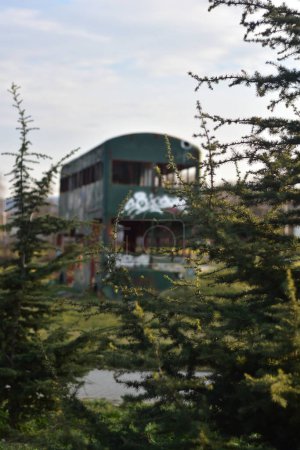 Foto de Viejo, abandonado, verde, autobús de dos pisos - Imagen libre de derechos