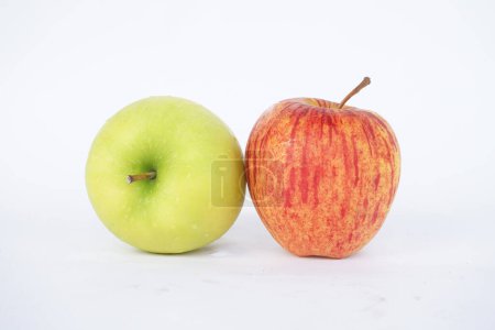 Téléchargez les photos : Pomme fraîche sur fond blanc - en image libre de droit
