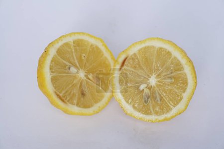 Téléchargez les photos : Fond blanc citron frais - en image libre de droit