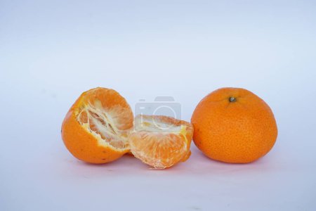 Téléchargez les photos : Fruits orange soleils fond blanc - en image libre de droit