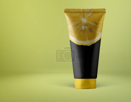 Téléchargez les photos : Un verre de jus de citron avec un fond vert - en image libre de droit