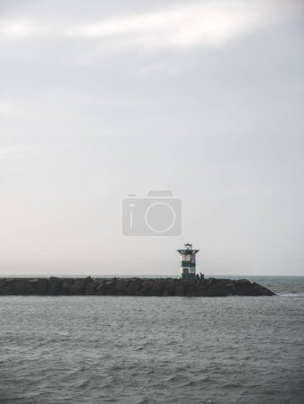 Téléchargez les photos : Un phare vert dans le nord voir - en image libre de droit