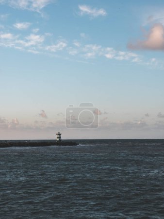 Téléchargez les photos : Phare vert solitaire à La Haye plage - en image libre de droit