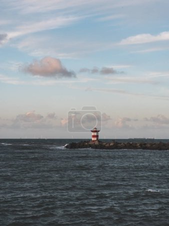 Téléchargez les photos : Phare rouge solitaire à La Haye plage - en image libre de droit