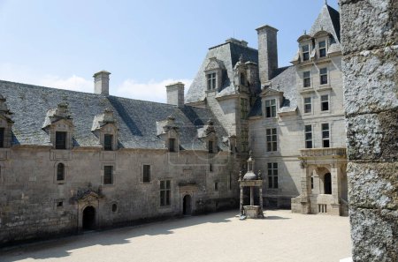 Téléchargez les photos : Kerjean Castle near Roscoff, a major touristic site in Brittany, France - en image libre de droit