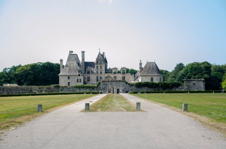 Téléchargez les photos : Kerjean Castle near Roscoff, a major touristic site in Brittany, France - en image libre de droit