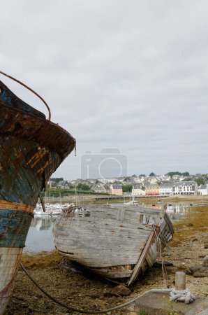 Foto de Rusting ship wreck on Brittany coast, Finistere, Crozon - Imagen libre de derechos