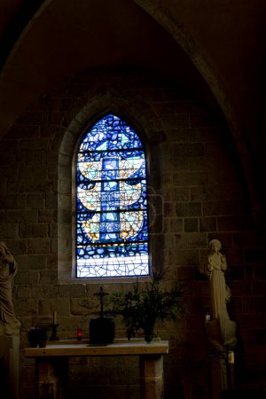 Téléchargez les photos : Varengeville sur Mer and its famous church and graveyard - en image libre de droit
