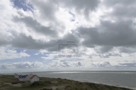 Foto de Cabañas en la playa en Gouville sur Mer, Manche, Normandía, Francia con diferentes luces - Imagen libre de derechos