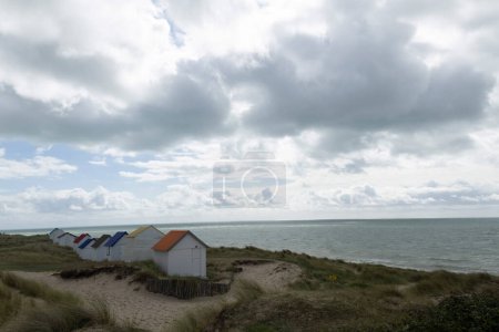 Foto de Cabañas en la playa en Gouville sur Mer, Manche, Normandía, Francia con diferentes luces - Imagen libre de derechos