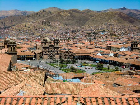 Foto de Cusco - cusco, perú. vista desde la parte superior. la vista sobre las calles de la antigua ciudad en la antigua ciudad. - Imagen libre de derechos
