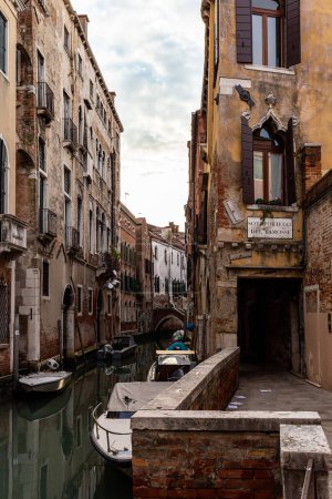 Téléchargez les photos : Venise, son architecture caractéristique et ses couleurs. L'aperçu d'un canal interne. - en image libre de droit