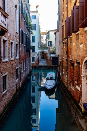 Téléchargez les photos : Vue sur un canal intérieur de Venise, son architecture caractéristique et ses couleurs. L'aperçu d'un canal interne. - en image libre de droit