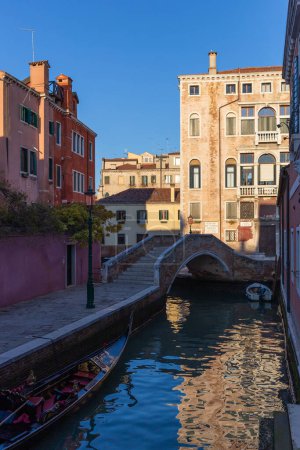 Téléchargez les photos : Venise, son architecture caractéristique et ses couleurs. L'aperçu d'un canal interne. - en image libre de droit
