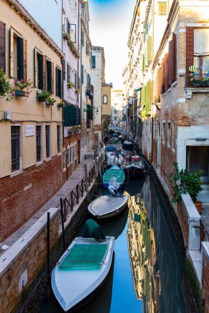 Téléchargez les photos : Vue sur un canal intérieur de Venise, son architecture caractéristique et ses couleurs. L'aperçu d'un canal interne. - en image libre de droit