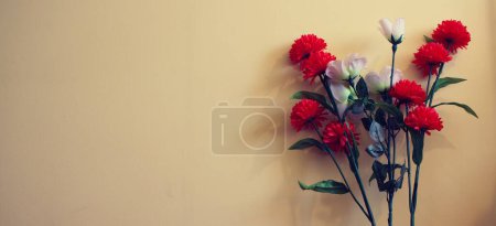 Foto de Romantic yellow background with flowers, ideal for postcards and greeting cards, anniversaries and celebrations. - Imagen libre de derechos