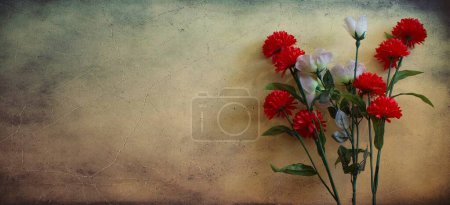 Foto de Romantic yellow background with flowers, ideal for postcards and greeting cards, anniversaries and celebrations. - Imagen libre de derechos