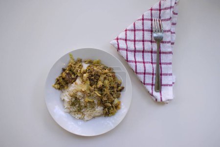 Teller mit Reis auf weißem Hintergrund