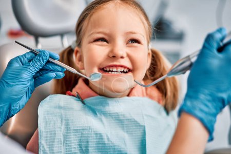 Foto de Odontología infantil. Foto divertida en vivo de un niño riendo en la cita con el dentista. - Imagen libre de derechos