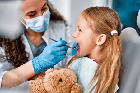 Odontología infantil. Examen dental en el dentista.