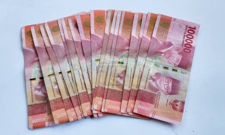 Téléchargez les photos : Monnaie Billets Rupiah Indonésiens, Cent mille roupiahs, Monnaie Indonésienne, isolés sur fond blanc - en image libre de droit