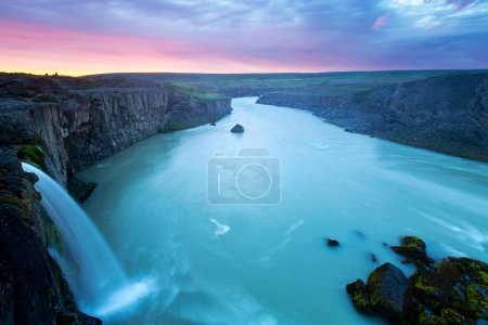 Téléchargez les photos : Belle vue sur la cascade de Kirkjufellsfoss, ouest de l'Islande - en image libre de droit