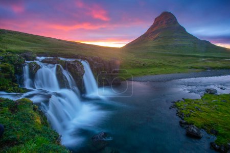 Téléchargez les photos : Belle vue sur la cascade de Kirkjufellsfoss, ouest de l'Islande - en image libre de droit