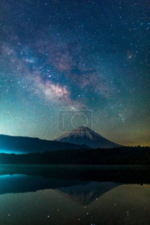 Téléchargez les photos : Milky way over the Fuji mountain in Japan. - en image libre de droit