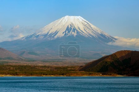 Point de vue du Mont Fuji surplombant le lac au Japon