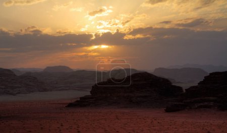Foto de Wadi Rum conocido también como el Valle de la Luna es un valle cortado en la piedra arenisca y roca de granito en el sur de Jordania - Imagen libre de derechos