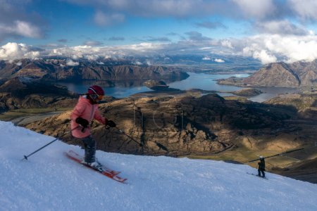 Téléchargez les photos : Deux skieurs descendant la pente avec vue sur la montagne - en image libre de droit