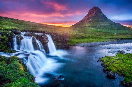 Téléchargez les photos : Scenic view on Kirkjufellsfoss waterfall in West Iceland - en image libre de droit