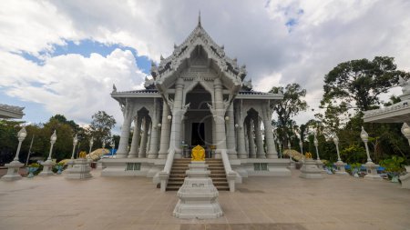 Téléchargez les photos : Wat Rong Khun, peut-être mieux connu des étrangers comme le Temple Blanc, est une exposition d'art privée dans le style d'un temple bouddhiste dans la province de Chiang Rai, Thaïlande - en image libre de droit