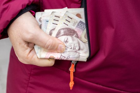 mujer toma dinero, Corona checa, concepto financiero de bolsillo chaqueta