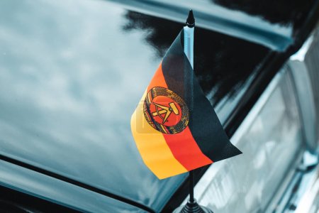 Téléchargez les photos : Ancien drapeau de la RDA, république démocratique d'Allemagne, voiture noire, symboles communistes, ancien bloc de l'Est - en image libre de droit
