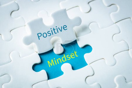 Foto de Mentalidad positiva, Puzzle, Actitud positiva en el trabajo, negocio y vida, optimismo, estado de ánimo, creencia en el éxito - Imagen libre de derechos