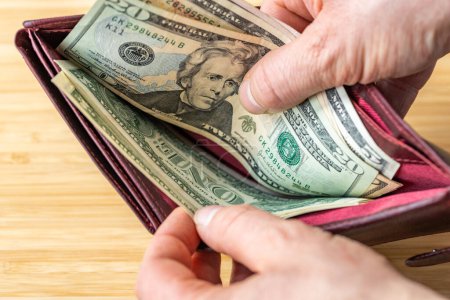 Hand holt Geld aus der Brieftasche, US-Dollar, Wirtschafts- und Finanzkonzept, steigende Preise, US-Währungswert