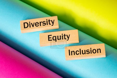 Vielfalt, Gleichheit, Inklusion, DEI-Symbol, Geschrieben auf Holzklötzen, Farbiger Hintergrund, Geschäftskonzept basierend auf den Werten Gleichheit, Vielfalt und Toleranz