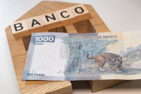 Billete de 1000 pesos mexicanos y símbolo del Banco de México, concepto financiero y empresarial, primer plano