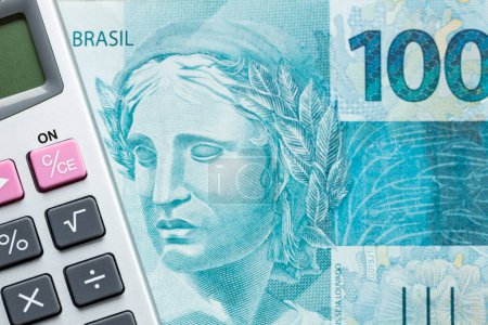 Foto de Dinero de Brasil, billete de 100 reales y calculadora, concepto de cálculo financiero - Imagen libre de derechos