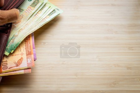 Foto de Dinero en la cartera, una gran cantidad de billetes, moneda de Sri Lanka, espacio para copias, concepto financiero - Imagen libre de derechos