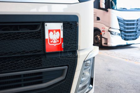 Foto de Un camión diseñado para transportar mercancías con el Símbolo de Polonia. Concepto, Empresas polacas de transporte, Transporte de mercancías - Imagen libre de derechos