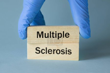 Multiple Sklerose (MS) eine Krankheit, die das Nervensystem beeinflusst, Geschrieben auf Holzklötzen, Gesundheitskonzept, Erkennung und Behandlung seltener Krankheiten, Nahaufnahme