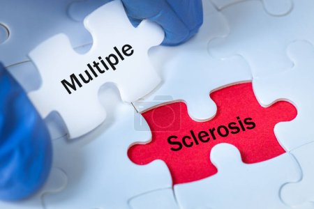 Esclerosis múltiple (esclerosis múltiple) una enfermedad que afecta al sistema nervioso, escrita en bloques de madera, concepto de salud, detección y tratamiento de enfermedades raras, letras en piezas de rompecabezas