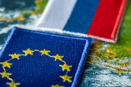 Foto de Banderas de la Unión Europea y Rusia, Concepto, Relaciones diplomáticas y económicas tensas entre países, Relaciones mutuas de los bloques oriental y occidental - Imagen libre de derechos