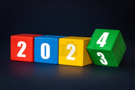 2023 a 2024, Números blancos con fecha en bloques de colores, Feliz Navidad y Feliz Año Nuevo, Fondo azul marino, Concepto, año nuevo, nuevas esperanzas y desafíos, primer plano, espacio para copiar