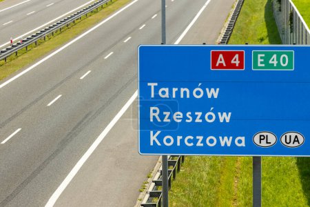 Téléchargez les photos : Autoroute A4 en Pologne, tronçon vers Tarnow, Rzeszow jusqu'au poste frontière à Korczowa à la frontière avec l'Ukraine - en image libre de droit